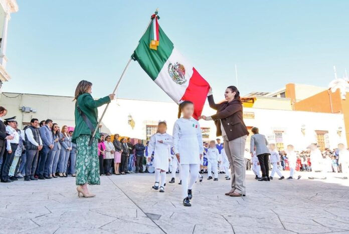 Estudiantes de Huamantla Reciben “Baño de Bandera” en el Día del Lábaro Patrio- AlternativaTlx