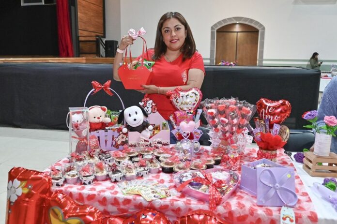 Ofrecen Emprendedores de Huamantla Productos Alusivos al 