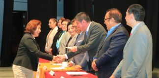 Rector de la UATx Entrega Bonos a Trabajadores Administrativos y de Servicios del STUAT y STEIESET - AlternativaTlx