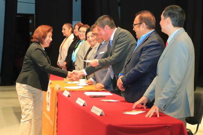 Rector de la UATx Entrega Bonos a Trabajadores Administrativos y de Servicios del STUAT y STEIESET - AlternativaTlx