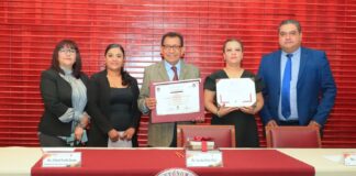 Rector de la UATx entrega constancias de reacreditación de Psicología y Trabajo Social - AlternativaTlx