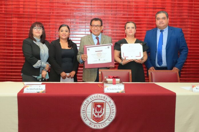 Rector de la UATx entrega constancias de reacreditación de Psicología y Trabajo Social - AlternativaTlx