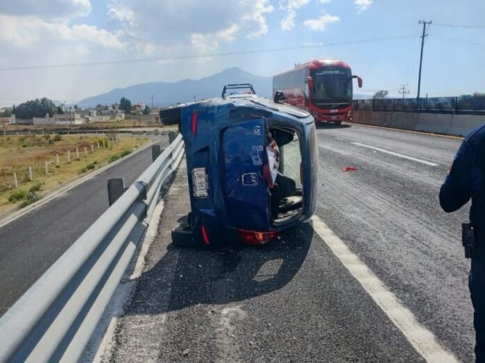 Atiende Policía Municipal y Protección Civil Volcadura en Libramiento Poniente de Huamantla Atiende Policía Municipal y Protección Civil Volcadura en Libramiento Poniente de Huamantla- AlternativaTlx
