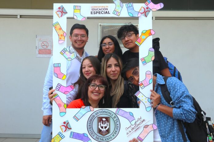 Con “Calcetines de Colores” Conmemora la UATx el Día Mundial del Síndrome de Down - AlternativaTlx