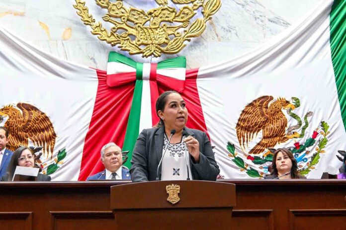 Egresada UAG recibe la Condecoración La Mujer Michoacana 2025 - AlternativaTlx
