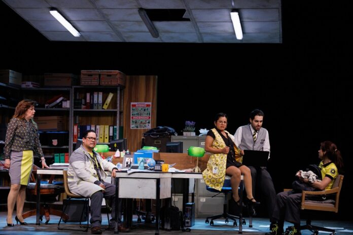 En “Todo Está Bien” la Rutina, El Suicidio y la Comedia Trabajan en una Oficina - AlternativaTlx