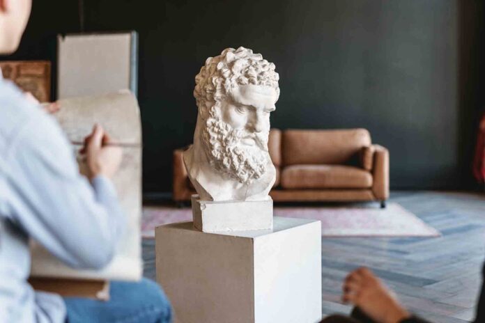 Young white student drawing plaster bust during class in art school indoors La naturaleza, objeto, y método de la Antropología filosófica - AlternativaTlx