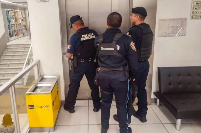 Protección Civil y Policía de Huamantla Rescatan a Madre y Dos Menores Atrapados en Ascensor de Tienda Departamental- AlternativaTlx  