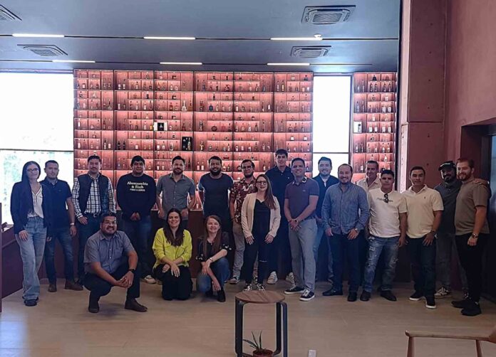 Alumnos de la UAG viven experiencia inmersiva en el Tequila Lab - AlternativaTlx