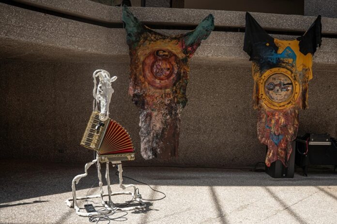 Dinosaurios y Punk Rock se Apoderan del Museo Tamayo, con la Exposición de Raphaela Vogel - AlternativaTlx
