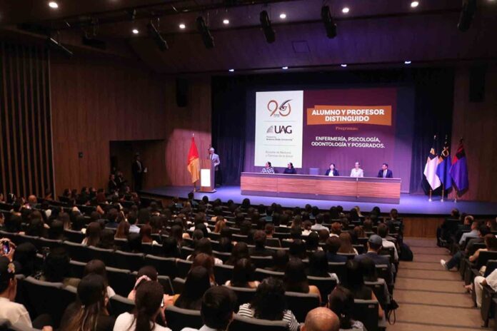 Distinguen a mejores alumnos y maestros de Ciencias de la Salud de la UAG - AlternativaTlx