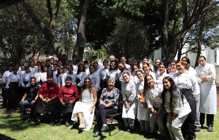 Estudiantes de gastronomía perfeccionan técnicas culinarias en clase magistral - AlternativaTlx