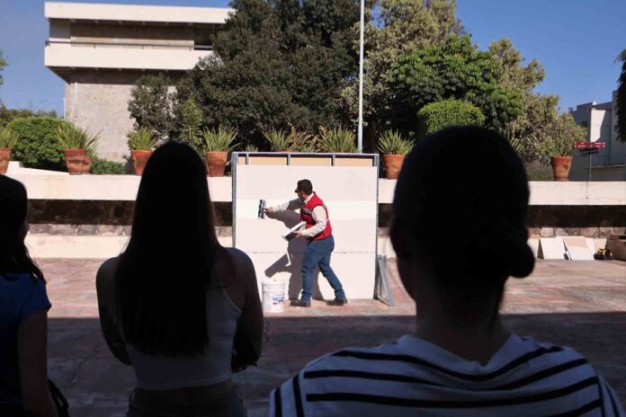 Estudiantes de la UAG aprenden sobre acabado finos de la mano de expertos - AlternativaTlx