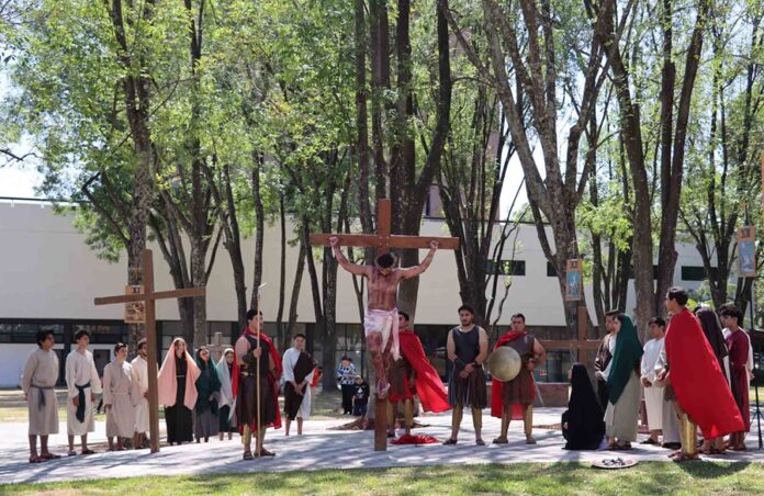 Reviven la Pasión y Muerte de Jesucristo con Viacrucis en la UAG - AlternativaTlx