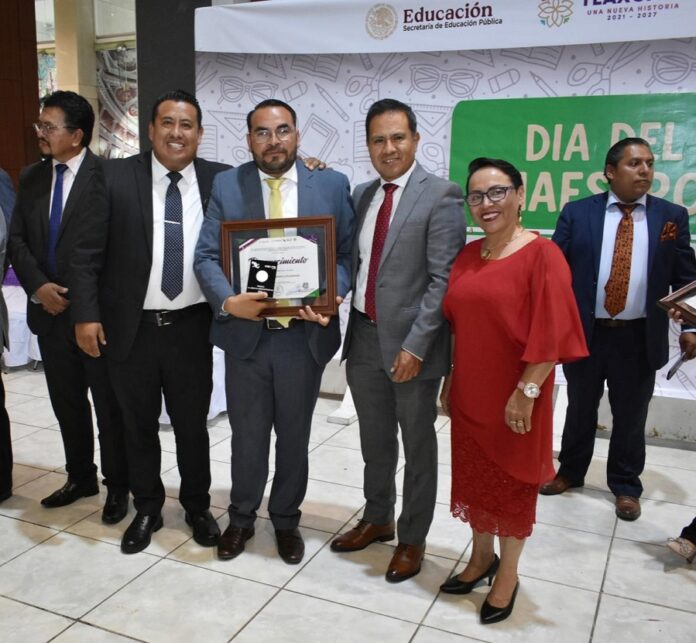 Docentes y Administrativos del CECyTE Reciben Premio al Mérito 2025- AlternativaTlx 