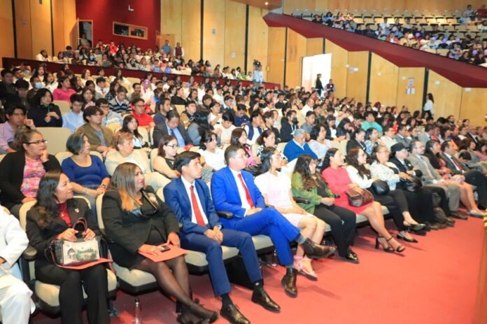 Entrega Rector de la UATx reconocimientos por identidad y práctica de valores universitarios a estudiantes, docentes y trabajadores de servicios - AlternativaTlx