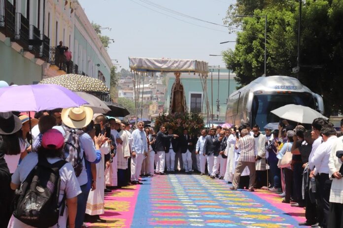 Fe que Camina Alfombras, Flores y Devoción Unen a Feligreses y Visitantes en la Bajada de la Virgen de Ocotlán- AlternativaTlx Fe que Camina: Alfombras, Flores y Devoción Unen a Feligreses y Visitantes en la Bajada de la Virgen de Ocotlán- AlternativaTlx