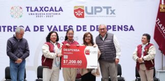 Entrega Gobernadora Lorena Cuéllar Vales de Despensa a Personal de la UPTx- AlternativaTlx