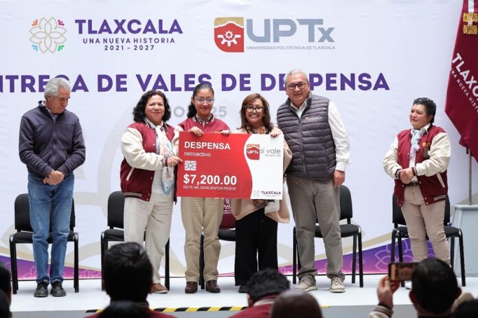 Entrega Gobernadora Lorena Cuéllar Vales de Despensa a Personal de la UPTx- AlternativaTlx