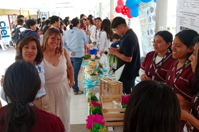 Estudiantes de Química Clínica UATx Presentan Productos del Área de la Salud en Feria del Emprendimiento en Xalapa - AlternativaTlx