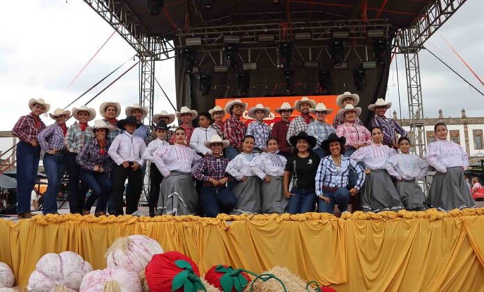 Grupo Folclórico Tecoloxúchitl llena de Tradición el Festival “Zapopan Grill” - AlternativaTlx