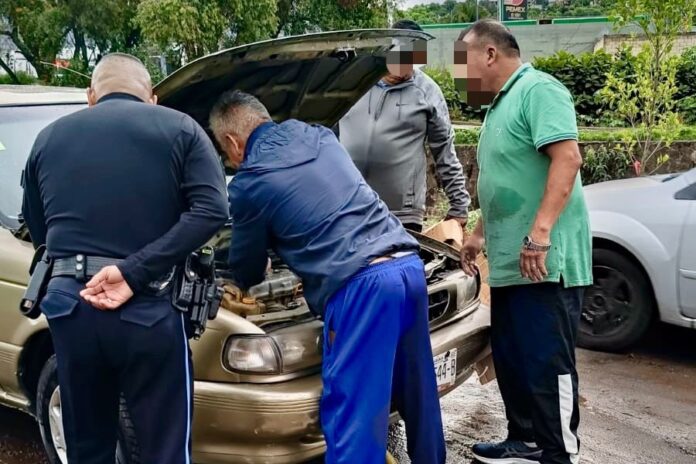 Seguridad Pública de la Capital Atiende a Conductor de Vehículo Varado por Inundación en Chimalpa- AlternativaTlx 