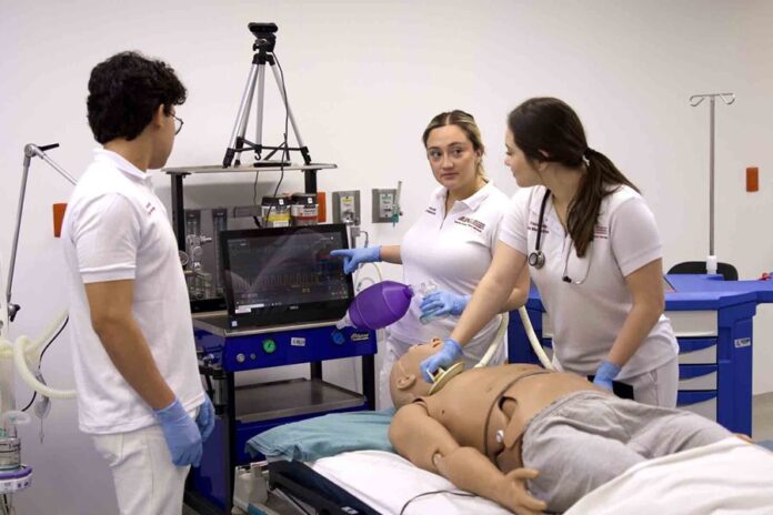 UAG Invita a Estudiantes a Vivir la experiencia de Un Día como Médico - AlternativaTlx