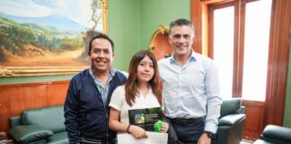  Alcalde Alfonso Sánchez García Reconoce a Estudiante que Viajará a Londres con Propuesta Ecológica- AlternativaTlx 