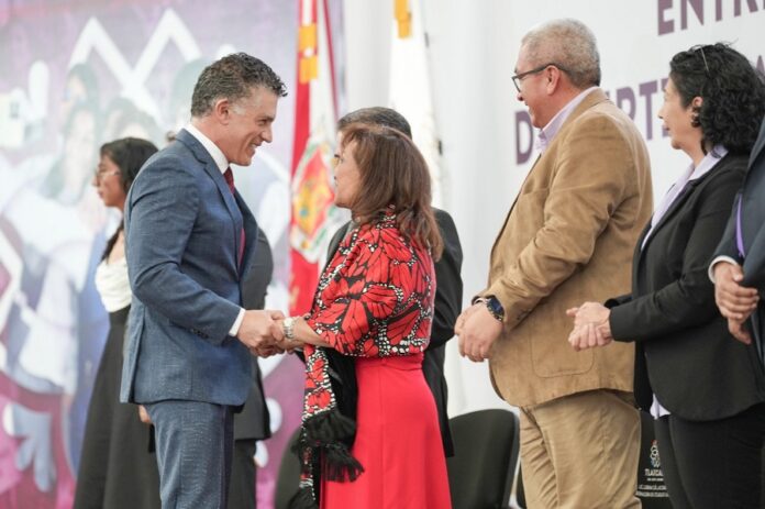 Apadrina Alfonso Sánchez García a Egresados del COBAT 01 en Ceremonia Histórica Encabezada por la Gobernadora Lorena Cuéllar Cisneros- AlternativaTlx 