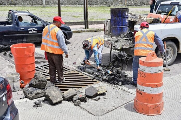 Ayuntamiento de Tlaxcala Realiza Limpieza de Alcantarillas y Renovación de Rejillas en la Calle Ribereña- AlternativaTlx 