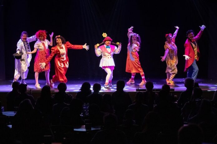 Con Jazz, Risas y Magia, La Compañía Teatral La Trouppe Celebra 45 Años de Diversión Familiar - AlternativaTlx