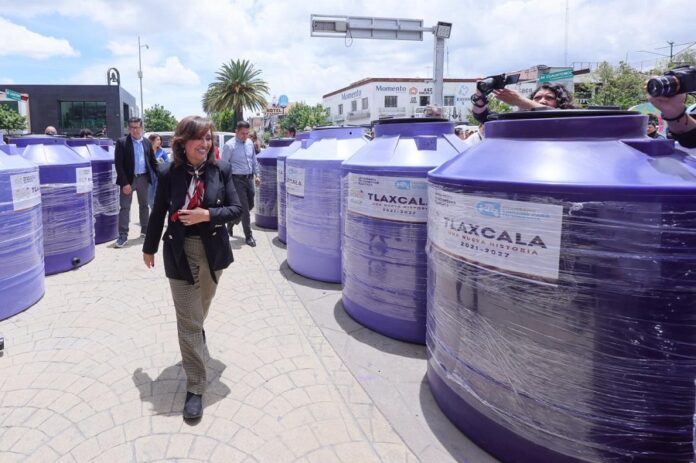 Entrega Gobernadora Lorena Cuéllar 300 Tinacos en Apizaco- AlternativaTlx Entrega Gobernadora Lorena Cuéllar 300 Tinacos en Apizaco- AlternativaTlx