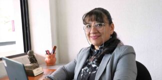La Mtra. Zaira Zuviría alcanzó es nombrada Senior Member del IEEE, la organización más grande del mundo dedicada al avance de la tecnología en beneficio de la humanidad Para la Mtra. Zaira Ruth Zuviría López, Académica de la Universidad Autónoma de Guadalajara (UAG), este 2025 ha sido un año inspirador. Primero, recibió el reconocimiento la UAG TE reCOnoce, que otorga la institución a colaboradores comprometidos. Posteriormente, ganó el primer lugar del Concurso EDUCA, un certamen que premia a los maestros más innovadores en las tecnologías de la información y comunicación. Después fue nombrada Directora del Comité Iberoamericano de Ética y Bioética, una organización dedicada a la formación de docentes en estas disciplinas. Ahora, se le otorgó el grado de Senior Member del Institute of Electrical and Electronics Engineers (IEEE), reconocimiento más alto que se concede a miembros con madurez profesional y logros documentados que hubieran contribuido significativamente a su campo. ¿Qué es el IEEE? El IEEE es una organización profesional técnica más grande del mundo dedicada al avance de la tecnología en beneficio de la humanidad. Se fundó en 1963 a partir de la fusión de dos organizaciones, una de ellas fundada por Tomás Alva Edison y Alexander Graham Bell. Este instituto agrupa a científicos y profesionales de todo el mundo, es reconocido por sus publicaciones científicas, estándares internacionales, conferencias tecnológicas y redes de colaboración interdisciplinarias en ingeniería, computación, educación y otras disciplinas. Formar parte del IEEE significa, para ella, pertenecer a una comunidad global que promueve el desarrollo ético y responsable, que ofrece a sus miembros acceso a recursos de vanguardia, formación continua y redes de conocimiento con expertos de todo el mundo. “El comité evaluador del IEEE me otorgó el grado y es el reconocimiento más alto que se concede a miembros con madurez profesional y logros documentados que hubieran contribuido significativamente a su campo”, afirmó la docente de la UAG. “Solo el 10% del medio millón de inscritos al Instituto cuenta con ese reconocimiento, por lo que para mí es un verdadero privilegio haber sido seleccionada entre diversas propuestas”. Este reconocimiento refleja sus años de trabajo en la docencia y la investigación, así como entrega y pasión. El Comité de evaluación revisó su trayectoria y el impacto de sus contribuciones en los cinco años previos, por lo que se sintió profundamente agradecida y honrada, motivada a seguir aportando al desarrollo académico y profesional. Orgullo y reconocimiento Alcanzar el grado representa una validación internacional de su compromiso con la formación y la investigación, apuntó. La Mtra. Zaira Zuviría ha combinado su formación inicial como Ingeniera en Computación con la educación y la investigación, con el objetivo de transmitir ese conocimiento a estudiantes y profesionales de América Latina. “Me siento honrada y, al mismo tiempo, más comprometida con continuar esta labor, respaldada por el prestigio que le otorgó este reconocimiento a nivel mundial”, añadió. Desde su labor docente El reconocimiento fortalece su perfil como docente e investigadora, ya que le permite acceder a redes de colaboración más amplias, participar en comités técnicos y contribuir en eventos y publicaciones de alto impacto. Desde su rol como docente, el reconocimiento le permite tener una visión más amplia y compartir experiencias con académicos de diversos países, enriqueciendo sus propias vivencias para poder transmitirlas. Además de ser profesora en la UAG, también contribuye en la formación de docentes e investigadores de otras universidades latinoamericanas. Esto a su vez, la convierte en promotora de nuevos miembros Senior, por lo que invitó a más colegas a visibilizar sus logros, pues considera que el compromiso con la profesión y la constancia tienen su recompensa. Para ella, el primer paso era pertenecer al IEEE, lo que hizo en 1995. Trayectoria profesional La Mtra. Zaira Zuviría es fundadora del grupo Women in Engineering (WIE) en la UAG, junto con un grupo de estudiantes. Alrededor del año 2000, apoyó en la edición del boletín de la sección Guadalajara, llamado NoticIEEEro. Durante 20 años, su membresía fue intermitente, pero en 2021 comenzó a colaborar en revisiones técnicas con el IEEE Learning Network de la sociedad de educación, y desde 2023 apoyó en la red de ponencias para el evento Frontiers in Education. Estas actividades fueron clave para mantenerse actualizada y en contacto con las tendencias globales. Se ha desarrollado profesionalmente combinando la docencia, la tecnología y, en los últimos años, la investigación. Como profesora en el área de computación, trabajó en el diseño de software educativo creado a partir de las necesidades reales de los estudiantes, inicialmente en escritorio y posteriormente en plataformas web. “Procuro siempre que mis proyectos tengan un cliente real, y suelo invitar a los alumnos a realizar actividades de investigación desde los primeros semestres. Participo también en proyectos de transformación digital, inteligencia artificial, ética tecnológica y científica, colaborando con colegas tanto de México como de América Latina”, concluyó. La Mtra. Zaira Ruth Zuviría López, Académica de la UAG en Computación Industrial. Imparte en primer semestre clases como Fundamentos de Programación, Estructura de Datos, Sistemas Operativos y ha impartido clases en Maestría.