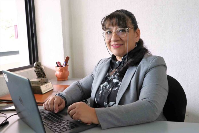 La Mtra. Zaira Zuviría alcanzó es nombrada Senior Member del IEEE, la organización más grande del mundo dedicada al avance de la tecnología en beneficio de la humanidad Para la Mtra. Zaira Ruth Zuviría López, Académica de la Universidad Autónoma de Guadalajara (UAG), este 2025 ha sido un año inspirador. Primero, recibió el reconocimiento la UAG TE reCOnoce, que otorga la institución a colaboradores comprometidos. Posteriormente, ganó el primer lugar del Concurso EDUCA, un certamen que premia a los maestros más innovadores en las tecnologías de la información y comunicación. Después fue nombrada Directora del Comité Iberoamericano de Ética y Bioética, una organización dedicada a la formación de docentes en estas disciplinas. Ahora, se le otorgó el grado de Senior Member del Institute of Electrical and Electronics Engineers (IEEE), reconocimiento más alto que se concede a miembros con madurez profesional y logros documentados que hubieran contribuido significativamente a su campo. ¿Qué es el IEEE? El IEEE es una organización profesional técnica más grande del mundo dedicada al avance de la tecnología en beneficio de la humanidad. Se fundó en 1963 a partir de la fusión de dos organizaciones, una de ellas fundada por Tomás Alva Edison y Alexander Graham Bell. Este instituto agrupa a científicos y profesionales de todo el mundo, es reconocido por sus publicaciones científicas, estándares internacionales, conferencias tecnológicas y redes de colaboración interdisciplinarias en ingeniería, computación, educación y otras disciplinas. Formar parte del IEEE significa, para ella, pertenecer a una comunidad global que promueve el desarrollo ético y responsable, que ofrece a sus miembros acceso a recursos de vanguardia, formación continua y redes de conocimiento con expertos de todo el mundo. “El comité evaluador del IEEE me otorgó el grado y es el reconocimiento más alto que se concede a miembros con madurez profesional y logros documentados que hubieran contribuido significativamente a su campo”, afirmó la docente de la UAG. “Solo el 10% del medio millón de inscritos al Instituto cuenta con ese reconocimiento, por lo que para mí es un verdadero privilegio haber sido seleccionada entre diversas propuestas”. Este reconocimiento refleja sus años de trabajo en la docencia y la investigación, así como entrega y pasión. El Comité de evaluación revisó su trayectoria y el impacto de sus contribuciones en los cinco años previos, por lo que se sintió profundamente agradecida y honrada, motivada a seguir aportando al desarrollo académico y profesional. Orgullo y reconocimiento Alcanzar el grado representa una validación internacional de su compromiso con la formación y la investigación, apuntó. La Mtra. Zaira Zuviría ha combinado su formación inicial como Ingeniera en Computación con la educación y la investigación, con el objetivo de transmitir ese conocimiento a estudiantes y profesionales de América Latina. “Me siento honrada y, al mismo tiempo, más comprometida con continuar esta labor, respaldada por el prestigio que le otorgó este reconocimiento a nivel mundial”, añadió. Desde su labor docente El reconocimiento fortalece su perfil como docente e investigadora, ya que le permite acceder a redes de colaboración más amplias, participar en comités técnicos y contribuir en eventos y publicaciones de alto impacto. Desde su rol como docente, el reconocimiento le permite tener una visión más amplia y compartir experiencias con académicos de diversos países, enriqueciendo sus propias vivencias para poder transmitirlas. Además de ser profesora en la UAG, también contribuye en la formación de docentes e investigadores de otras universidades latinoamericanas. Esto a su vez, la convierte en promotora de nuevos miembros Senior, por lo que invitó a más colegas a visibilizar sus logros, pues considera que el compromiso con la profesión y la constancia tienen su recompensa. Para ella, el primer paso era pertenecer al IEEE, lo que hizo en 1995. Trayectoria profesional La Mtra. Zaira Zuviría es fundadora del grupo Women in Engineering (WIE) en la UAG, junto con un grupo de estudiantes. Alrededor del año 2000, apoyó en la edición del boletín de la sección Guadalajara, llamado NoticIEEEro. Durante 20 años, su membresía fue intermitente, pero en 2021 comenzó a colaborar en revisiones técnicas con el IEEE Learning Network de la sociedad de educación, y desde 2023 apoyó en la red de ponencias para el evento Frontiers in Education. Estas actividades fueron clave para mantenerse actualizada y en contacto con las tendencias globales. Se ha desarrollado profesionalmente combinando la docencia, la tecnología y, en los últimos años, la investigación. Como profesora en el área de computación, trabajó en el diseño de software educativo creado a partir de las necesidades reales de los estudiantes, inicialmente en escritorio y posteriormente en plataformas web. “Procuro siempre que mis proyectos tengan un cliente real, y suelo invitar a los alumnos a realizar actividades de investigación desde los primeros semestres. Participo también en proyectos de transformación digital, inteligencia artificial, ética tecnológica y científica, colaborando con colegas tanto de México como de América Latina”, concluyó. La Mtra. Zaira Ruth Zuviría López, Académica de la UAG en Computación Industrial. Imparte en primer semestre clases como Fundamentos de Programación, Estructura de Datos, Sistemas Operativos y ha impartido clases en Maestría.