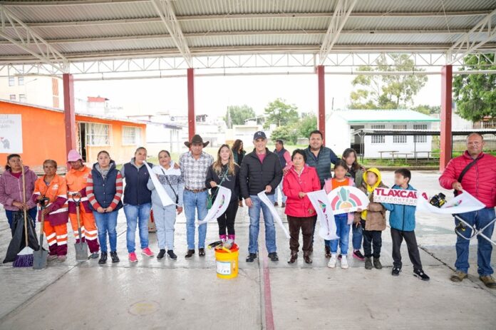 Alcalde Alfonso Sánchez García Pone Manos a la Obra y Encabeza Tequio en Primaria Xicohténcatl - AlternativaTlx
