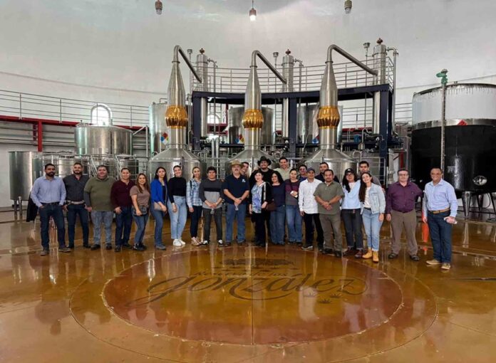 Estudiantes de Maestría conocen el Proceso de Producción del Tequila - AlternativaTlx