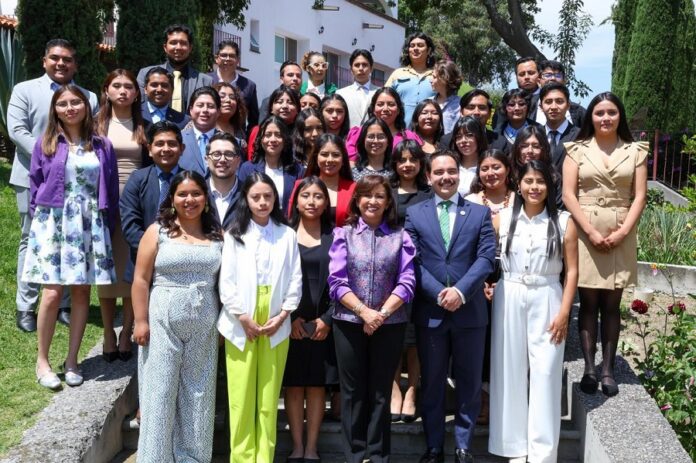 Gobernadora Reconoce el Talento y Determinación de la Juventud Tlaxcalteca- AlternativaTlx Gobernadora Reconoce el Talento y Determinación de la Juventud Tlaxcalteca- AlternativaTlx