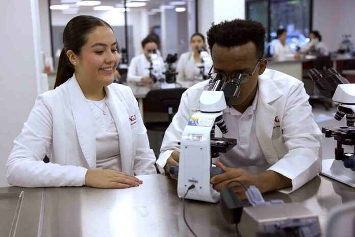 La Medicina tiene amplias Posibilidades de Desarrollo Profesional - AlternativaTlx