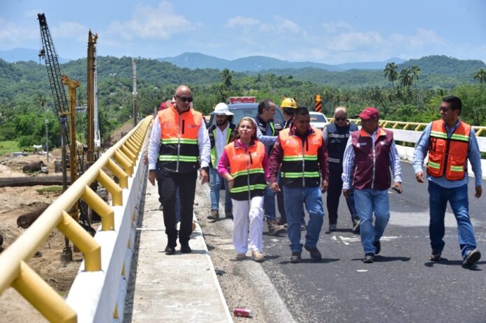 Secretario Esteva Medina Supervisa Obra de la Carretera Salina Cruz-Zihuatanejo - AlternativaTlx