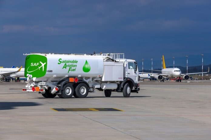 View,Of,The,Sustainable,Aviation,Fuel,Truck,At,The,Airport. ASA Se Suma a los Esfuerzos Globales para el Desarrollo y Suministro de Combustibles de Aviación Sostenibles-SAF - AlternativaTlx