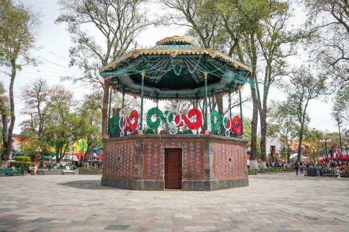 Alfonso Sánchez García Recorre Junto con la Gobernadora la Recién Remodelada Plaza de la Constitución - AlternativaTlx
