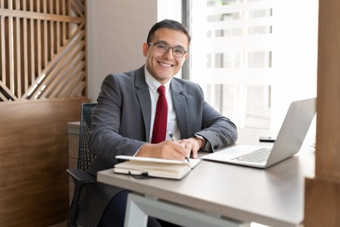 Crece la Necesidad de Expertos en el Ámbito Jurídico-Empresarial - AlternativaTlx