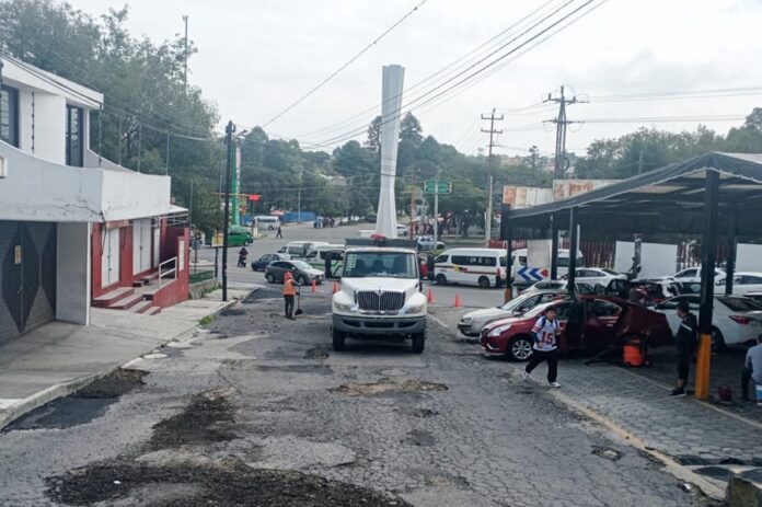Gobierno Municipal de Tlaxcala Atiende Vialidades en la Loma Xicohténcatl con Labores de Bacheo - AlternativaTlx