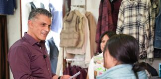 Alfonso Sánchez García Escucha y Dialoga con Comerciantes de la Avenida Juárez - AlternativaTlx