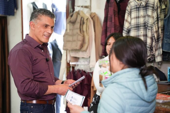 Alfonso Sánchez García Escucha y Dialoga con Comerciantes de la Avenida Juárez - AlternativaTlx