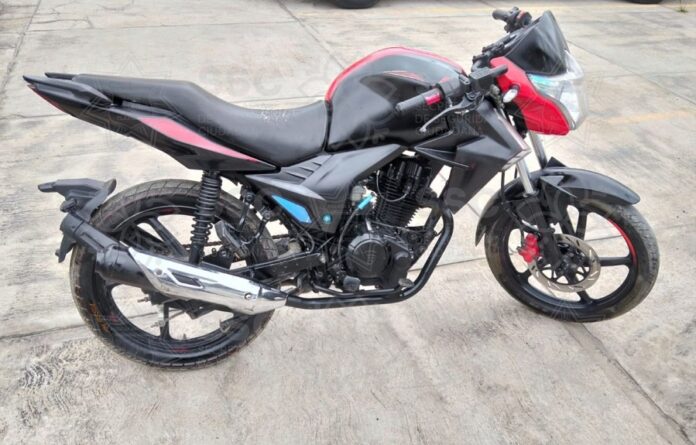 Detiene SSC a Dos Sujetos por Conducir Motocicleta con Predenuncia de Robo - AlternativaTlx