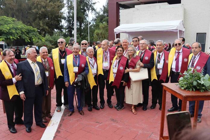 Egresados Celebran 50 Años o Más de Formar Parte de la Historia de la UAG - AlternativaTlx