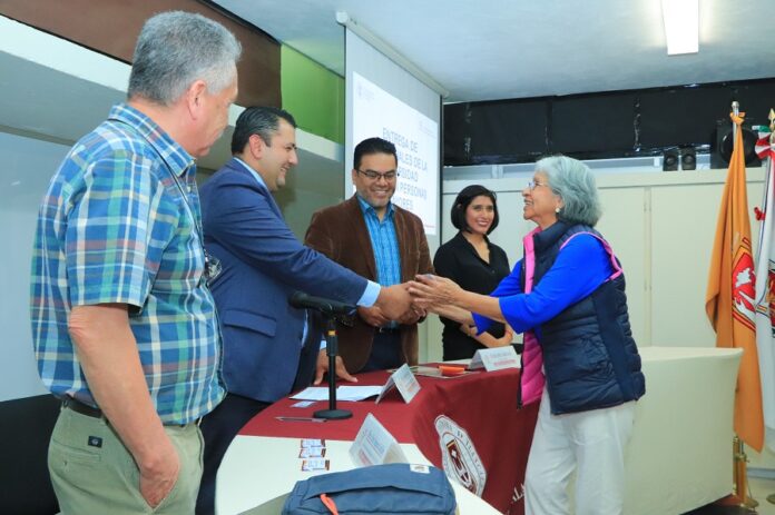 Reciben 150 Adultos Mayores su Credencial que los Acredita como Alumnos de la UATx - AlternativaTlx