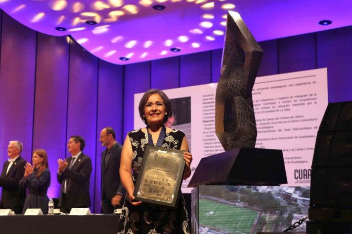 Reconocen a Académica de la UAG por su Trayectoria en la Arquitectura - AlternativaTlx