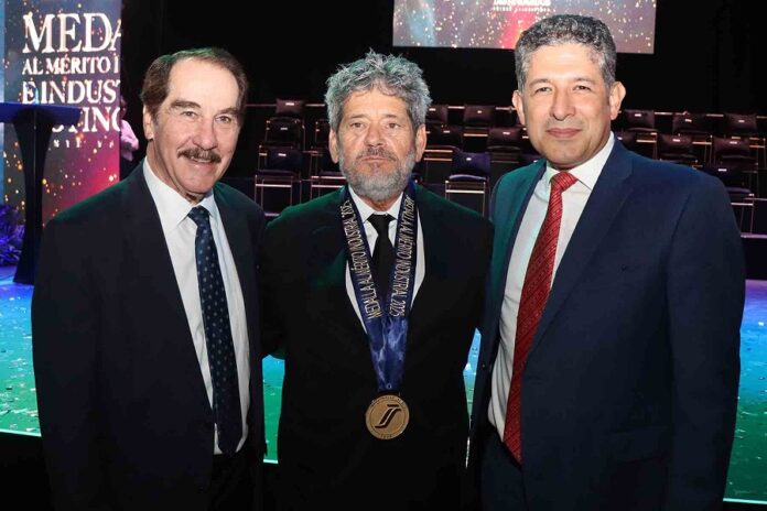 Egresado de la UAG Recibe la Medalla al Mérito Industrial 2025 del CCIJ - AlternativaTlx